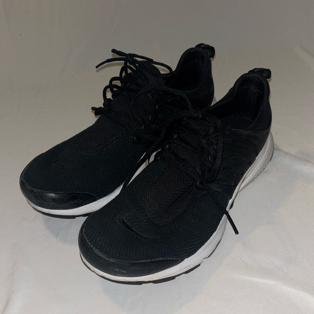 cute black nike tennis shoes!